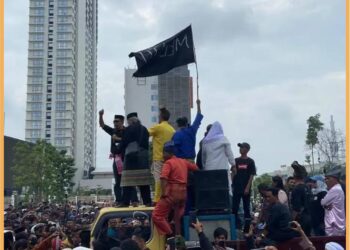 Ribuan massa saat geruduk BP Batam, Senin (11/9).