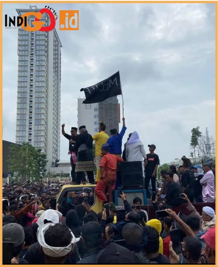 Ribuan massa saat geruduk BP Batam, Senin (11/9).