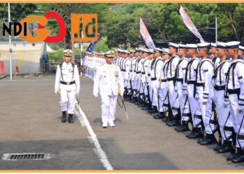 Wakil Komandan Pushidrosal, Laksamana Muda TNI Budi Purwanto saat pimpin upacara hari jadi TNI AL ke- 78, Senin (11/9).