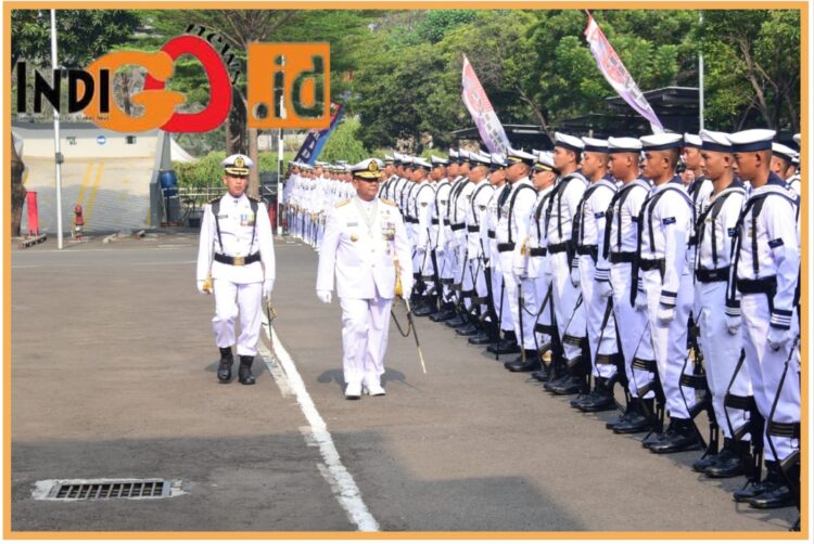 Wakil Komandan Pushidrosal, Laksamana Muda TNI Budi Purwanto saat pimpin upacara hari jadi TNI AL ke- 78, Senin (11/9).