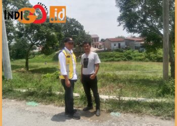 Djonggi Napitupulu saat mendampingi PPNS BWSS II Medan tinjau bangunan di sempadan sungai Balige, Sabtu (16/9).