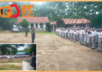 Danramil05 Tanah Pinem, Letda Inf Jasaut Simaibang saat irup pada upacara pengibaran bendera merah putih di SMA Negeri 1 Tanah Pinem, Senin (118/9).