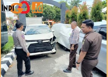 Barang bukti mobil Avanza dan berkas perkara tahap II lakalantas diserahkan ke Kejari Siantar, Selasa (19/9).
