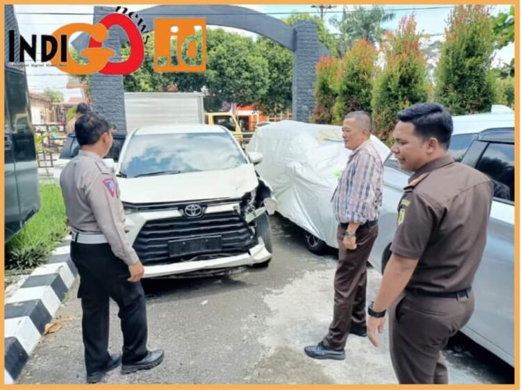Barang bukti mobil Avanza dan berkas perkara tahap II lakalantas diserahkan ke Kejari Siantar, Selasa (19/9).