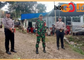 Babinsa Koramil 06/ Kerajaan Kodim 0206/ Dairi, Serda Haryoko bersama Bhabinkamtibmas saat PAM Pilkades, Kamis (21/9).