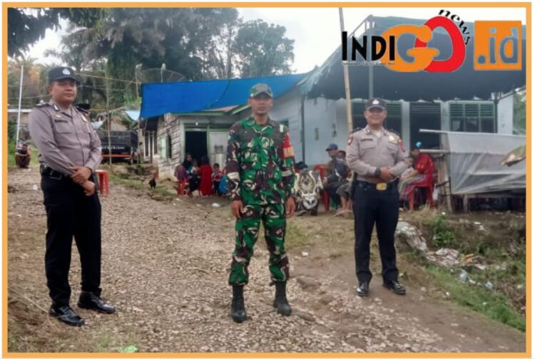 Babinsa Koramil 06/ Kerajaan Kodim 0206/ Dairi, Serda Haryoko bersama Bhabinkamtibmas saat PAM Pilkades, Kamis (21/9).