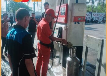 Pihak SPBU 24321130 Perbatasan Lampung OKU Timur bersama warga yang dirugikan, Sabtu (23/9).