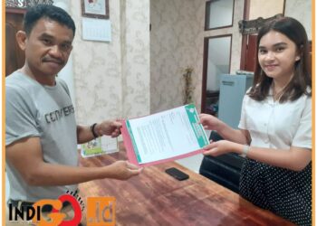 Direktur Eksekutif IP2 Baja Nusantara, Djonggi saat menyampaikan surat kepada Bupati Toba terkait perbincangan pemungutan uang yang diduga peruntukan untuk ketok palu pengesahan P APBD 2023, Selasa (26/9). 