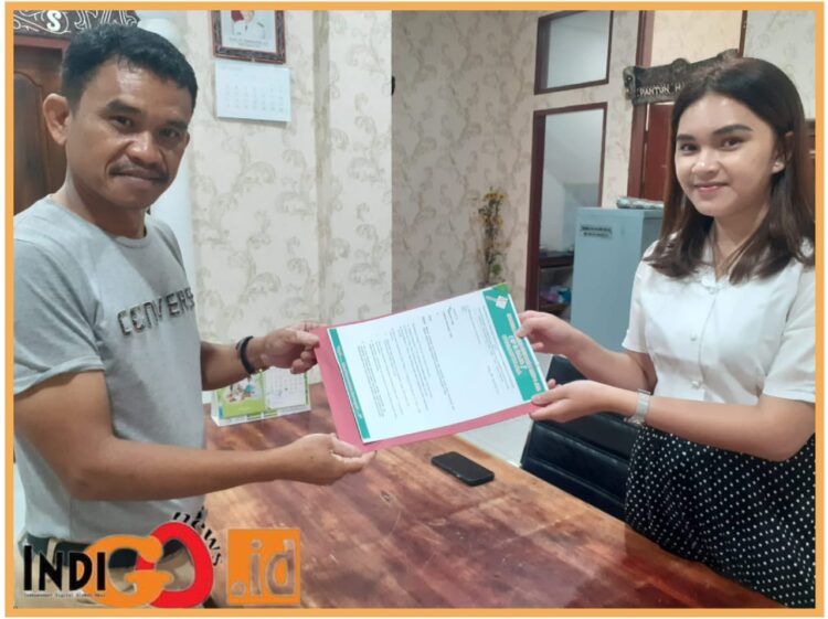 Direktur Eksekutif IP2 Baja Nusantara, Djonggi saat menyampaikan surat kepada Bupati Toba terkait perbincangan pemungutan uang yang diduga peruntukan untuk ketok palu pengesahan P APBD 2023, Selasa (26/9).