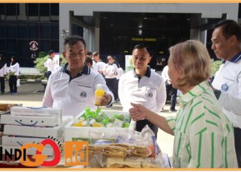 Wadanpushidrosal, Laksamana Muda TNI Budi Purwanto didampingi para pejabat utama Pushidrosal saat meninjau kegiatan bazar, Selasa (26/9).