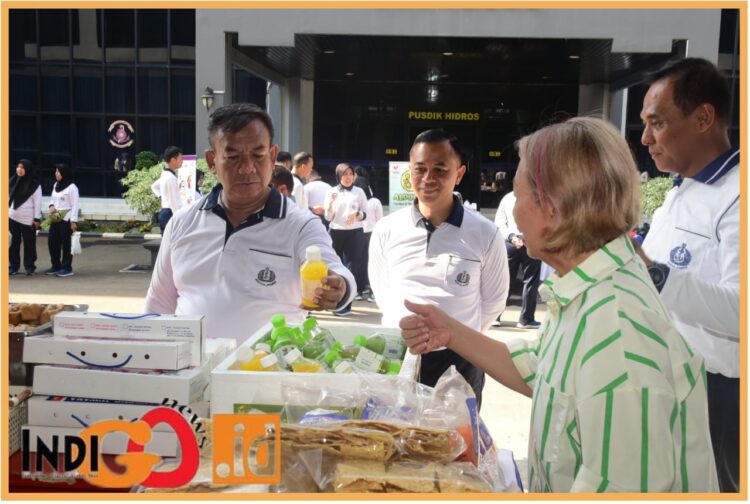 Wadanpushidrosal, Laksamana Muda TNI Budi Purwanto didampingi para pejabat utama Pushidrosal saat meninjau kegiatan bazar, Selasa (26/9).
