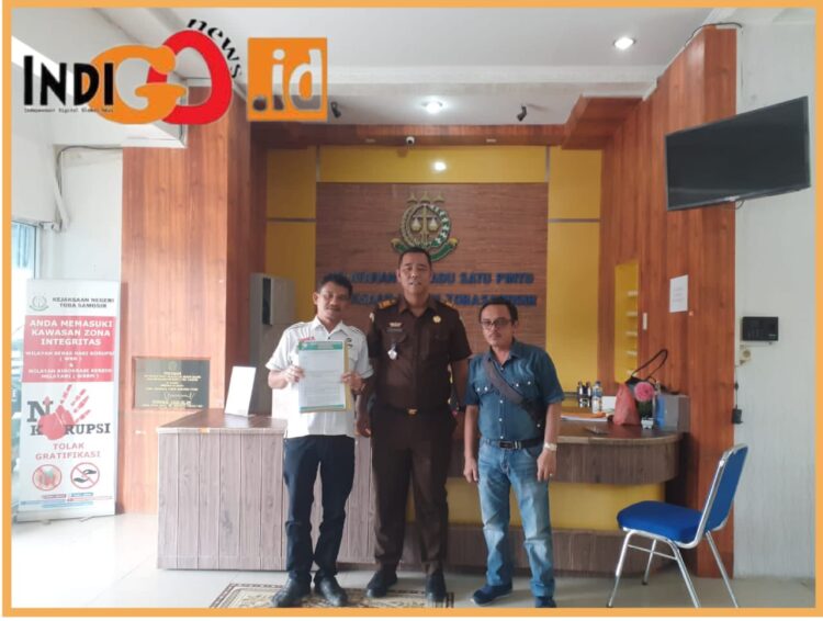 Djonggu Napitupulu bersama Korwil II Sumut _Tapanuli Raya saat berada di Kejari Toba, Rabu (27/9).