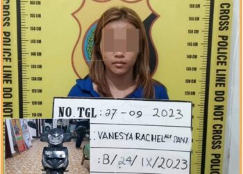Vanesya Rachel alias Pani saat beserta barang bukti sepeda motor saat diamankan di Polsek Siantar Selatan, Kamis (28/9).