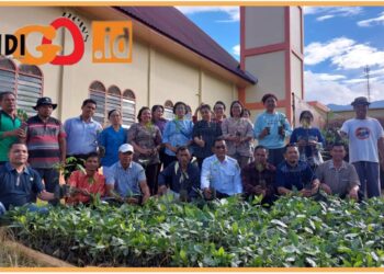 Wabup Tapsel, Rasyid bersama Poktan Sipirok Mangarata saat serah terima bibit kopi, jengkol dan petai, Rabu (27/9).