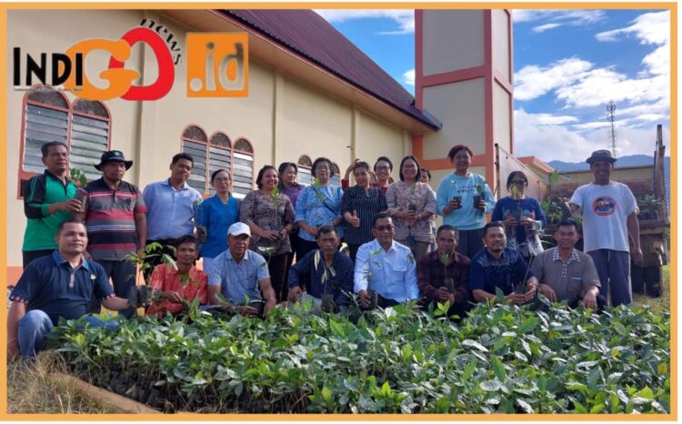 Wabup Tapsel, Rasyid bersama Poktan Sipirok Mangarata saat serah terima bibit kopi, jengkol dan petai, Rabu (27/9).