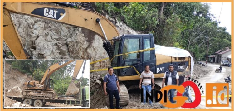 Satu Excavator telah disimpan oleh pengusaha saat dinaikkan ke Trado dan Alat berat yang sudah diamankan dan telah Police Line, Senin (23/10). 