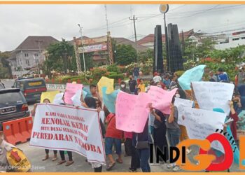 Puluhan warga saat aksi didepan Mapolres Siantar, Selasa (24/10).