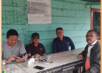 Kapolsek Siborongborong AKP. Purba didampingi Kanit Reskrim Siborongborong IPDA. Kristoper saat bersama dengan Jurnalis dan LSM, Selasa (31/10). 