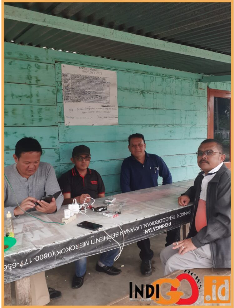 Kapolsek Siborongborong AKP. Purba didampingi Kanit Reskrim Siborongborong IPDA. Kristoper saat bersama dengan Jurnalis dan LSM, Selasa (31/10). 