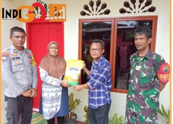 Babinsa dan Babhinkantibmas bersama perwakilan Keprizone saat bagikan sembako, Minggu (1/10).