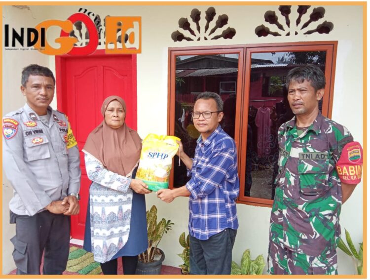 Babinsa dan Babhinkantibmas bersama perwakilan Keprizone saat bagikan sembako, Minggu (1/10).