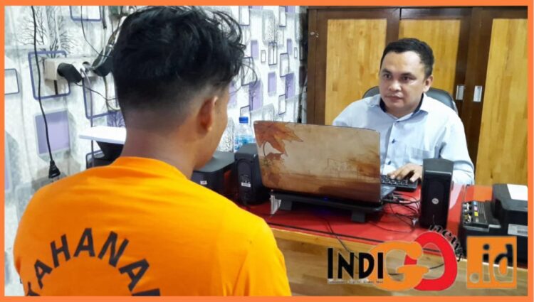 Tersangka AP saat diamankan di Mapolres Binjai, Sabtu (30/9).