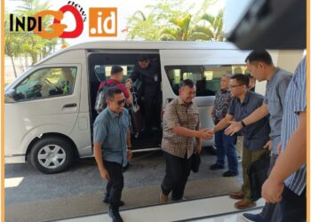 Wadanpushidrosal, Laksamana Muda TNI Budi Purwanto didampingi Assopssurta Danpushidrosal, Laksamana Pertama TNI Dyan Primana Sobaruddin disambut oleh Danlanal Mataram Kolonel Laut (P) Waluyo SH, M.Tr.,Hanla, MM, Ketua Panitia pertemuan HSWG ke- 5 Pabanlat Opssurta Pushidrosal Kolonel Laut (P) Priyo Dwi Saputro, Minggu (1/10). 