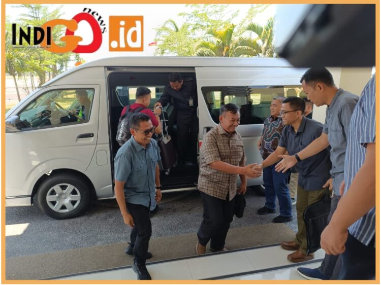 Wadanpushidrosal, Laksamana Muda TNI Budi Purwanto didampingi Assopssurta Danpushidrosal, Laksamana Pertama TNI Dyan Primana Sobaruddin disambut oleh Danlanal Mataram Kolonel Laut (P) Waluyo SH, M.Tr.,Hanla, MM, Ketua Panitia pertemuan HSWG ke- 5 Pabanlat Opssurta Pushidrosal Kolonel Laut (P) Priyo Dwi Saputro, Minggu (1/10). 