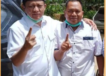 Kepala Desa Tulung Harapan, Firmansyah bersama reporter Indigonews, Rabu(4/10).