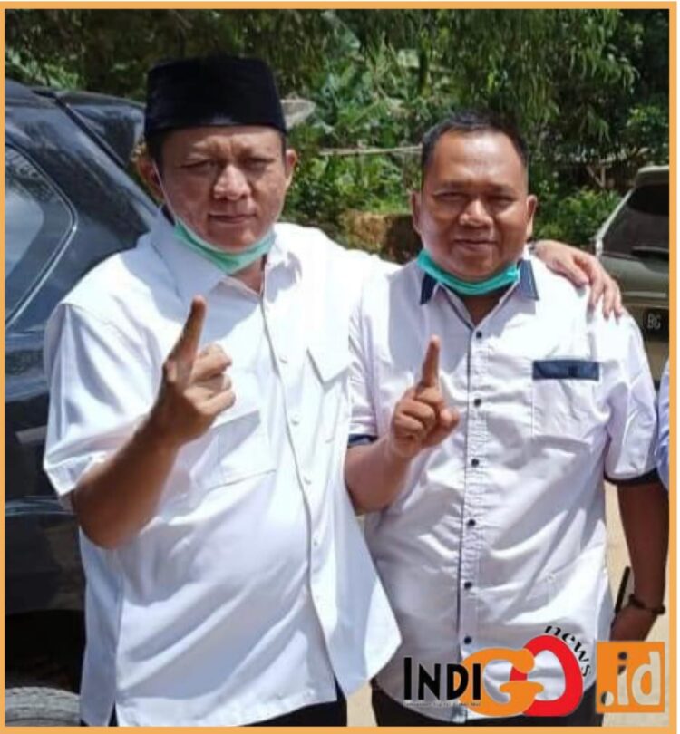 Kepala Desa Tulung Harapan, Firmansyah bersama reporter Indigonews, Rabu(4/10).