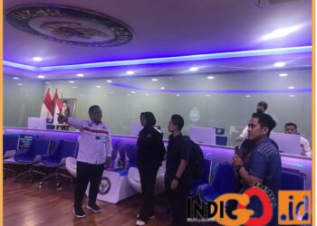 Kepala BP2MI, Benny Ramdhani saat terima jenazah dan 2 orang aktivis PMI, Rabu (4/10).