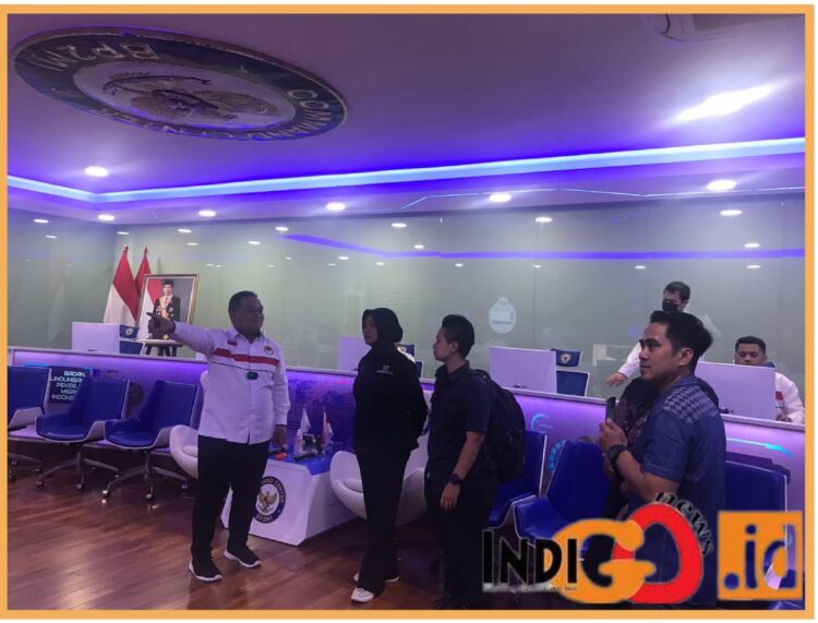 Kepala BP2MI, Benny Ramdhani saat terima jenazah dan 2 orang aktivis PMI, Rabu (4/10).