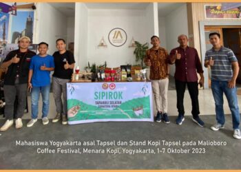 Wakil Bupati Tapsel, Rasyid bersama mahasiswa dan lainya saat di Yogyakarta, Rabu (4/10).