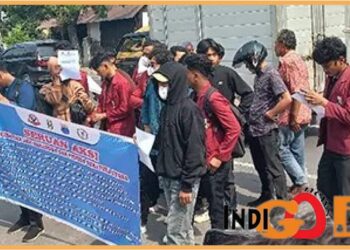 Puluhan mahasiswa Siantar - Simalungun dan Medan saat akai damai di KPU Sumut pertanyakan lolosnya berkas JR Saragih sebagai Bacaleg DPR RI, Jumat (6/10).