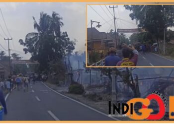 Ratusan warga saat usir mobil Damkar Pemkab Taput, Minggu (8/10).