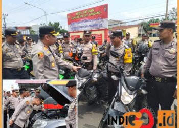 AKBP. Raphael saat cek mobil dinas dan Dalmas, Senin (9/10).