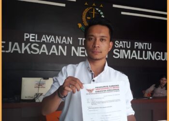 Ketua SAPMA PP Simalungun, Swandi saat mengantarkan laporan resmi di Kejari Simalungun, Selasa (10/10).