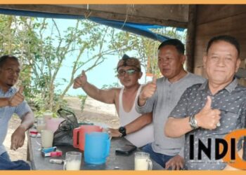 Kapolsek Siborongborong, AKP. Purba bersama Kanit Reskrim, IPDA. Krstoper dan bersama warga, Kamis (12/10).