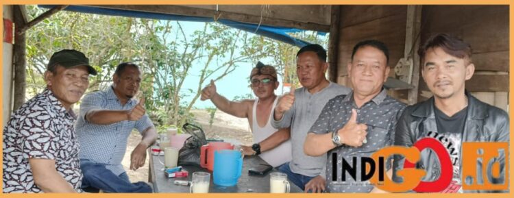 Kapolsek Siborongborong, AKP. Purba bersama Kanit Reskrim, IPDA. Krstoper dan bersama warga, Kamis (12/10).