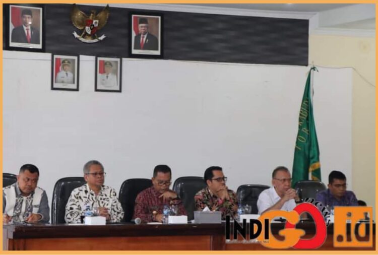 Tim Supervisi KPK dipimpin Maruli Manurung bersama BWSS saat sosialisasi terkait sempadan sungai dan danau di Kantor Bupati Toba, Senin(16/10).