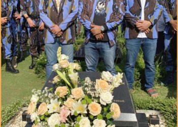 Pengurus DPD Satgas Inti Maha Sakti Karya DPD Ikatan Pemuda Karya (IPK) Sumut saat ziarah dimakam Olo Panggabean, Minggu (15/10).