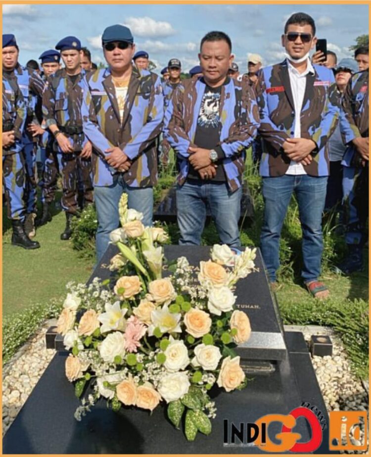 Pengurus DPD Satgas Inti Maha Sakti Karya DPD Ikatan Pemuda Karya (IPK) Sumut saat ziarah dimakam Olo Panggabean, Minggu (15/10).