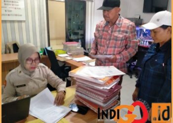 Ronaldo Damanik didampingi istrinya saat membuat laporan ke Polres Pematang Siantar, Senin (16/10). 