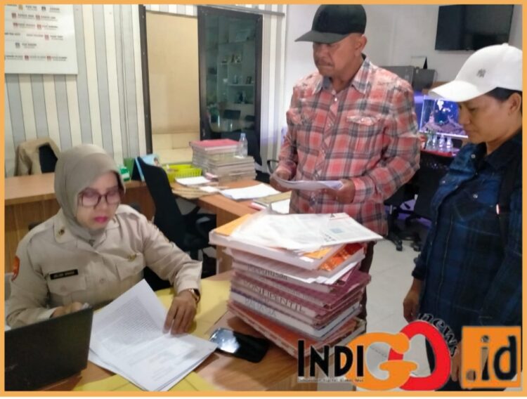 Ronaldo Damanik didampingi istrinya saat membuat laporan ke Polres Pematang Siantar, Senin (16/10). 