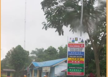 Neon box yang dipaksakan dipasanh di Nagori se- Simalungun, Selasa (17/10).