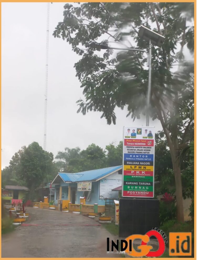 Neon box yang dipaksakan dipasanh di Nagori se- Simalungun, Selasa (17/10).