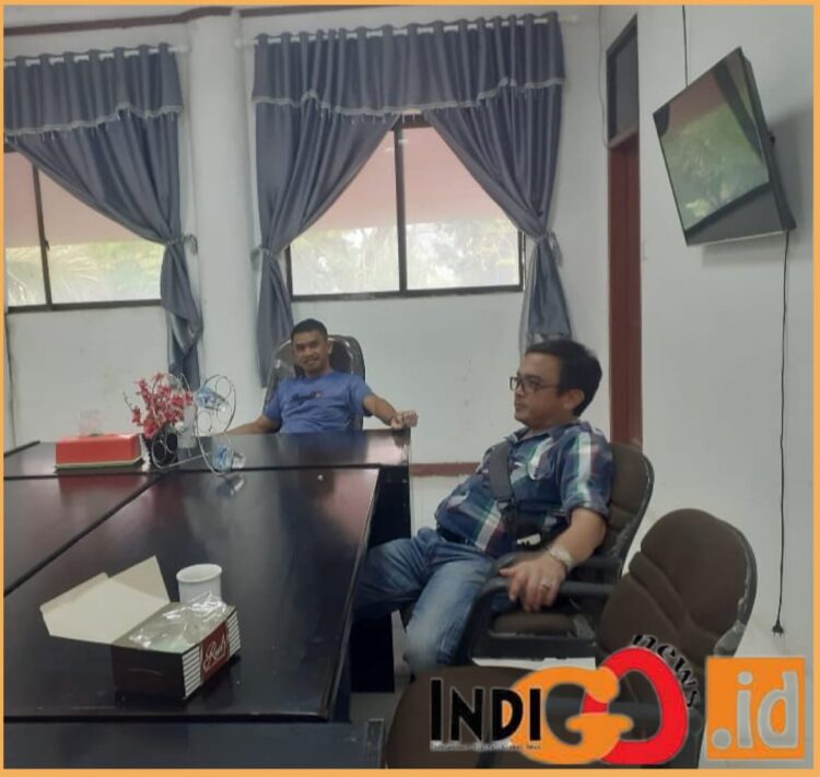 Direktur Eksekutif IP2 Baja Nusantara, Djonggi Napitupulu saat memberikan keterangannya di kantornya, Selasa (17/10). 