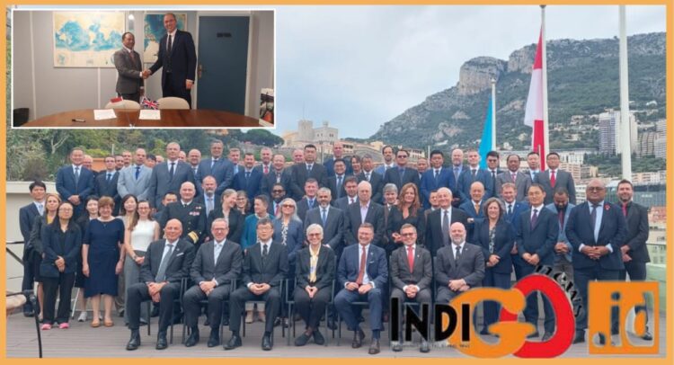 Danpushidrosal Laksamana Madya TNI Nurhidayat dan UK National Hydrographer Rear Admiral Angus Essenhigh saat tandatangan perpanjangan kerja sama, Rabu (18/10).