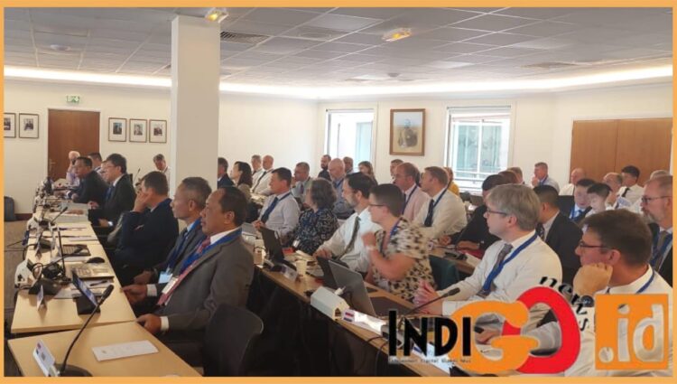 Danpushidrosal, Laksamana Madya TNI Nurhidayat didampingi Kasubdis Peta Navlek Letkol Laut (KH) Mohammad Qisthi Amarona serta Kapten Laut (E) Lalu Kurnia Darmawan pertemuan IHO ke- 7, Rabu (18/10).