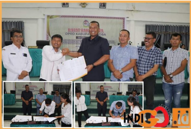 Wakil Bupati Toba, Tonny M Simanjuntak bersama Ketua DPRD Toba, Effendi SP Napitupulu dan dua Wakilnya, Mangatas Silaen dan Candrow Manurung saat Paripurna Ranperda, Rabu (18/10).